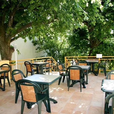 Les Ambassadeurs Logis Hotels Et Restaurant Суяк Екстер'єр фото
